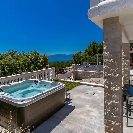 Gorgeous In With Jacuzzi *