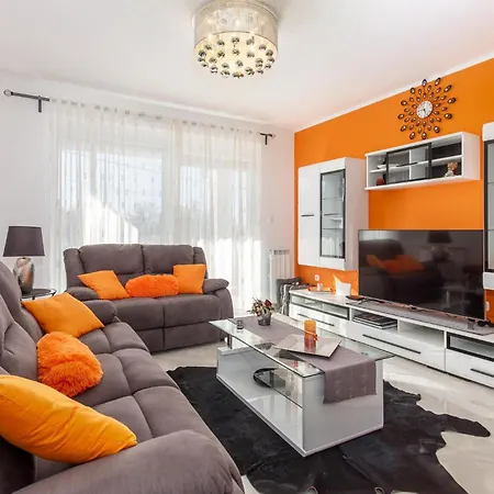 Gorgeous In With Jacuzzi Holiday home *